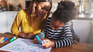 O apoio da família mantém as crianças motivadas e comprometidas com o processo de alfabetização (Imagem: Ground Picture | Shutterstock)