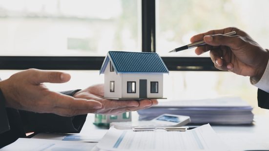 Os Fundos de Investimento Imobiliário podem ajudar a garantir uma renda extra todos os meses (Imagem: KorArkaR | Shutterstock)