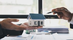 Os Fundos de Investimento Imobiliário podem ajudar a garantir uma renda extra todos os meses (Imagem: KorArkaR | Shutterstock)