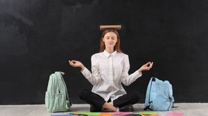 Adotar práticas de autocuidado durante a preparação para o vestibular mantém o equilíbrio físico e emocional (Imagem: Pixel-Shot | Shutterstock)