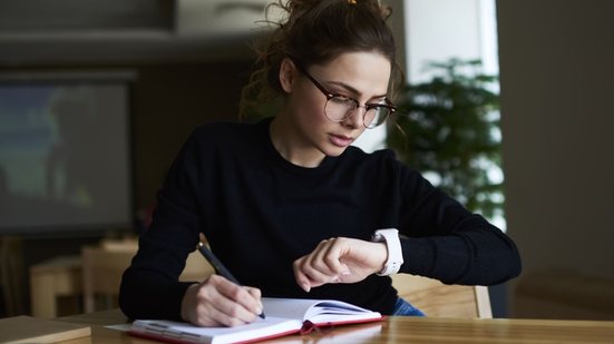 Quem pratica a escrita com constância aprimora a capacidade de planejar e organizar pensamentos com mais agilidade (Imagem: GaudiLab | Shutterstock)