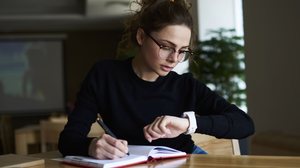 Quem pratica a escrita com constância aprimora a capacidade de planejar e organizar pensamentos com mais agilidade (Imagem: GaudiLab | Shutterstock)