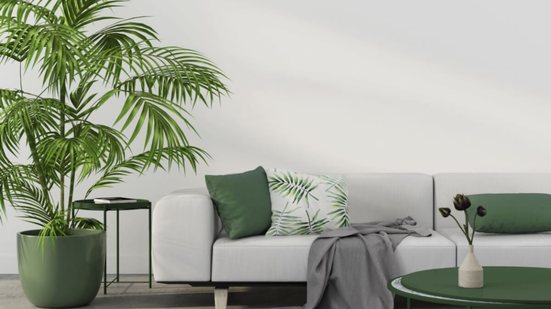 A proposta do tropical chic é equilibrar sofisticação e descontração, além de valorizar estampas inspiradas na fauna e flora tropical (Imagem: J. Zhuk | Shutterstock)