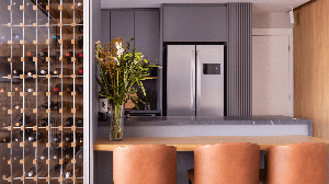 As adegas podem se tornar destaque da decoração (Projeto: Escritório Martins Galera Arquitetura | Imagem: Vitor Guilherme)