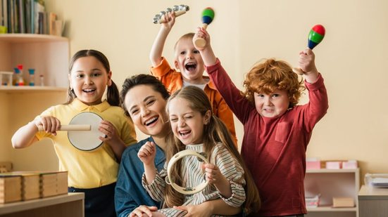 A música desperta estímulos e emoções que contribuem para o desenvolvimento das crianças (Imagem: LightField Studios | Shutterstock)