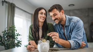 A saúde financeira é essencial para um bom relacionamento (Imagem: Miljan Zivkovic | Shutterstock)