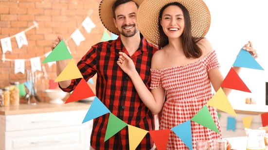 Com planejamento e criatividade é possível curtir a festa junina sem gastos (Imagem: Pixel-Shot | Shutterstock)