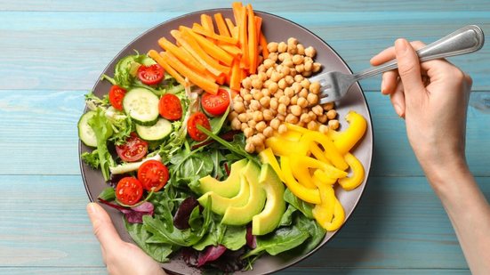 Manter uma alimentação saudável e sustentável é um ato de consciência e responsabilidade social (Imagem: New Africa | Shutterstock)