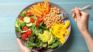 Manter uma alimentação saudável e sustentável é um ato de consciência e responsabilidade social (Imagem: New Africa | Shutterstock)