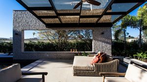 Os solários e os gazebos trazem a sensação de aconchego para a área externa (Projeto: Patrícia Penna Arquitetura & Design | Imagem: Sérgio Israel)