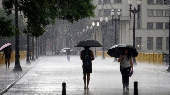 O contato direto com a água da chuva contaminada pode favorecer o surgimento de doenças (Imagem: Iara Faga | Shutterstock)