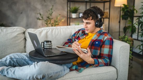 Filmes do Oscar contribuem para os estudos (Imagem: Miljan Zivkovic | Shutterstock)