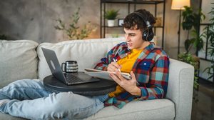 Filmes do Oscar contribuem para os estudos (Imagem: Miljan Zivkovic | Shutterstock)