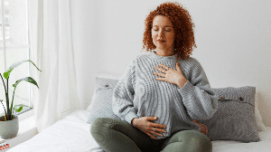Exercícios respiratórios podem ajudar na recuperação da gripe ao fortalecer a função pulmonar e melhorar a respiração (Imagem: shurkin_son | Shutterstock)