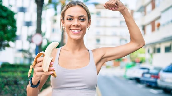 A banana pode ser incluída em diferentes momentos da rotina esportiva para auxiliar nos resultados (Imagem: Krakenimages.com | Shutterstock)