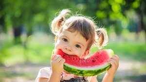 O cuidado com a alimentação é essencial para prevenir a obesidade em crianças (Imagem: Tatevosian Yana | Shutterstock)