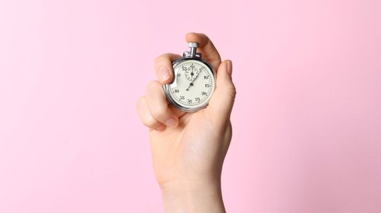 Diante da cultura do imediatismo, saber desacelerar é essencial para manter a saúde (Imagem: New Africa | Shutterstock)