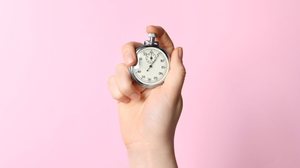 Diante da cultura do imediatismo, saber desacelerar é essencial para manter a saúde (Imagem: New Africa | Shutterstock)