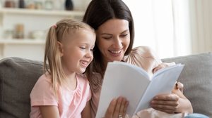 Trazer temas femininos para a literatura infantil é essencial para promover representatividade e dar voz a diferentes histórias (Imagem: fizkes | Shutterstock)