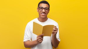 A leitura expande o vocabulário e consolida estruturas gramaticais (Imagem: Bohdan Malitskiy | Shutterstock)