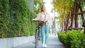 Esclarecer os mitos sobre ciclismo urbano incentiva as pessoas a praticarem a atividade (Imagem: MMD Creative | Shutterstock)