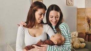 A reprodução assistida por casais homoafetivos masculinos e femininos é legal no Brasil desde 2015 (Imagem: LightField Studios | Shutterstock)