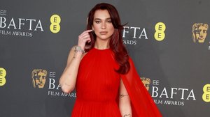 O cabelo cereja glossy combina nostalgia com modernidade, conquistando até as celebridades (Imagem: Fred Duval | Shutterstock)