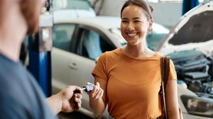 Antes de sair de férias, é fundamental realizar uma revisão no carro (Imagem: PeopleImages.com - Yuri A | Shutterstock)