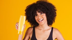 O pré-shampoo mantém a saúde e a beleza dos cabelos (Imagem: Bernardo Emanuelle | Shutterstock)