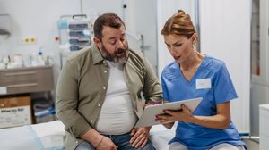 Verificar os níveis de colesterol ajuda a prevenir doenças cardiovasculares (Imagem: Halfpoint | Shutterstock)