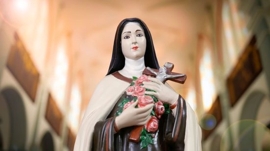 Santa Teresinha inspira os fiéis por sua fé inabalável e simplicidade (Imagem: Sidney de Almeida | Shutterstock)
