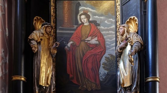 Santa Apolônia se tornou um exemplo de coragem e é venerada como padroeira dos dentistas e intercessora contra dores dentárias (Imagem: Zvonimir Atletic | Shutterstock)