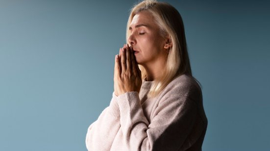 Orações ajudam na abertura de caminhos para 2026 (Imagem: AYO Production | Shutterstock)