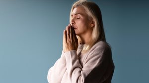 Orações ajudam na abertura de caminhos para 2026 (Imagem: AYO Production | Shutterstock)