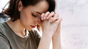 Rezar em momentos de dificuldade acalma o coração e renova a esperança (Imagem: etonastenka | Shutterstock)