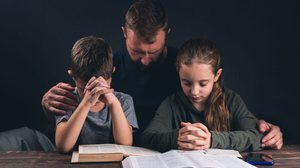 Orar pelos pais é uma forma de expressar gratidão e amor (Imagem: Andrey Zhar | Shutterstock)