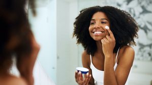 Manter a pele negra saudável e radiante requer cuidados especiais (Imagem: PeopleImages.com - Yuri A | Shutterstock)