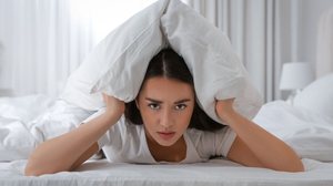 Diversos fatores podem atrapalhar o sono (Imagem: New Africa | Shutterstock)