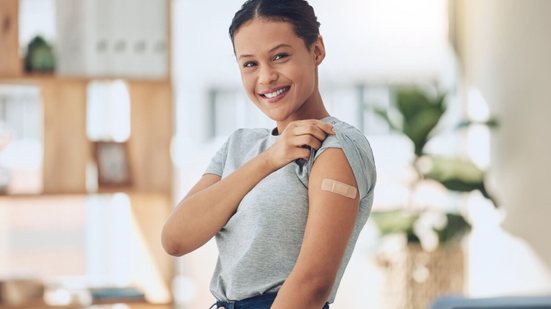 A vacina da gripe ajuda a prevenir casos graves da doença (Imagem: PeopleImages.com - Yuri A | Shutterstock)