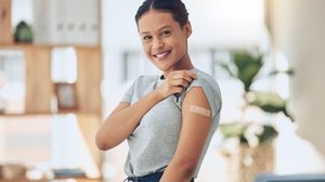 A vacina da gripe ajuda a prevenir casos graves da doença (Imagem: PeopleImages.com - Yuri A | Shutterstock)