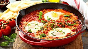 Grão-de-bico ao molho de tomate com ovos (Imagem: rinaprea | Shutterstock)