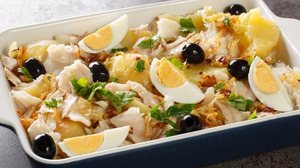 Bacalhau assado com batata, ovo e azeitona (Imagem: Sergii Koval | Shutterstock)