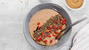 Mingau de farinha de linhaça com goji berry e chia (Imagem: Julie208 | Shutterstock)
