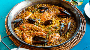 Paella de frutos do mar (Imagem: BearFotos | Shutterstock)