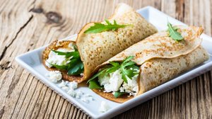Crepioca recheada com tofu e rúcula (Imagem: istetiana | Shutterstock)