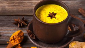 Chá de cúrcuma com gengibre e anis-estrelado (Imagem: artem evdokimov | Shutterstock)
