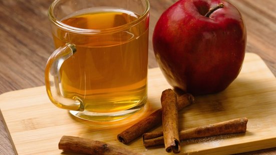 Chá de maçã com canela (Imagem: Nannycz | Shutterstock)