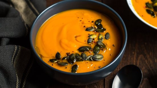Creme de abóbora com gengibre e semente de abóbora (Imagem: Aniela Straszewska | Shutterstock)