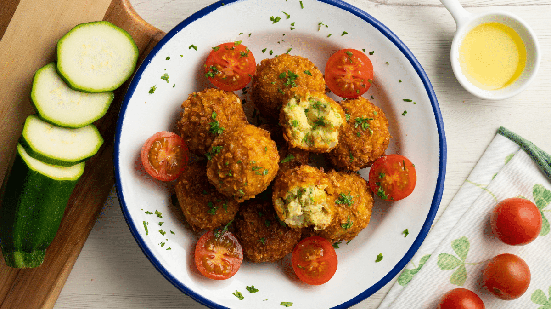 Falafel de grão-de-bico com abobrinha (Imagem: Lecker Studio | Shutterstock)