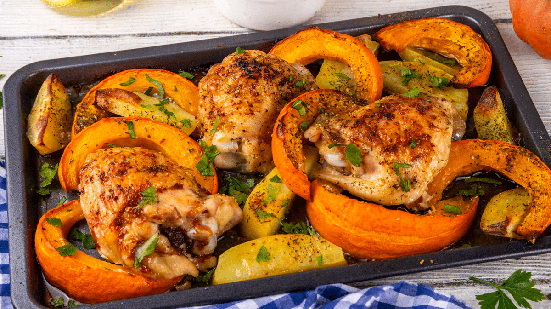 Frango assado com abóbora e batata (Imagem: Rimma Bondarenko | Shutterstock)